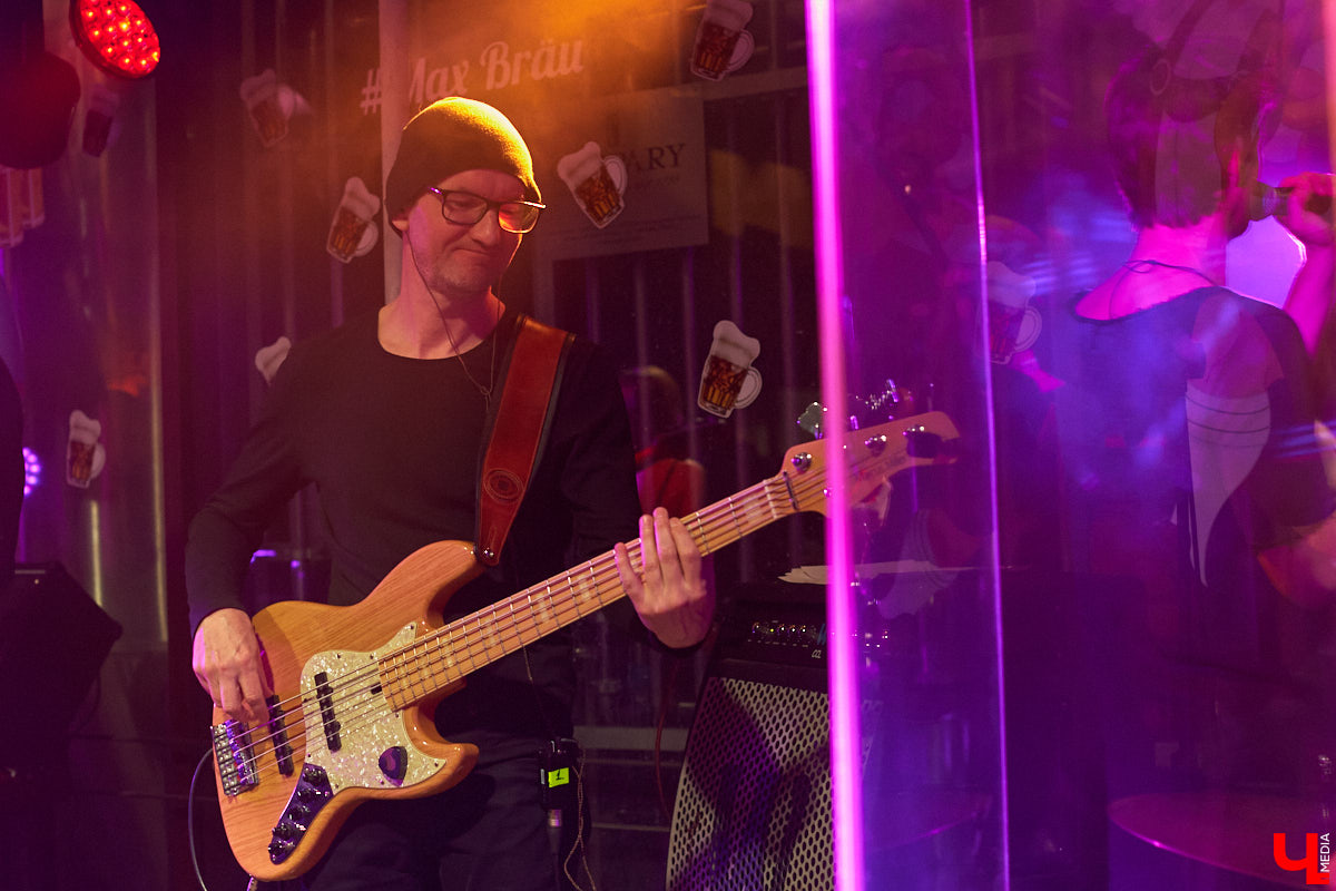 Планы на развитие у ТТ «Завод» грандиозные: помимо театральной составляющей товарищество охватит музыкальную. Первое выступление новорожденного проекта состоялось 17 апреля в ресторане «Макс Брой» – двухчастная программа, где нашлось место любви, светлым переживаниям и танцевальному отрыву. Подробности в репортаже «Ключ-Медиа».