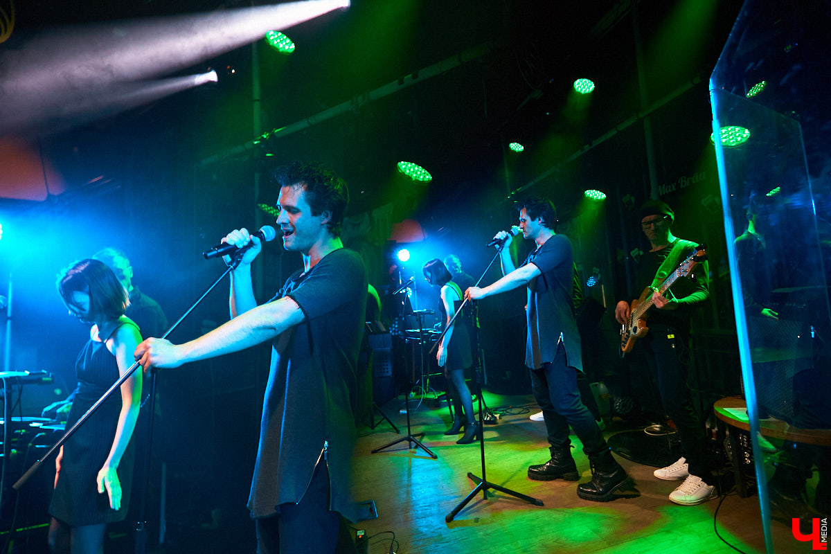 Планы на развитие у ТТ «Завод» грандиозные: помимо театральной составляющей товарищество охватит музыкальную. Первое выступление новорожденного проекта состоялось 17 апреля в ресторане «Макс Брой» – двухчастная программа, где нашлось место любви, светлым переживаниям и танцевальному отрыву. Подробности в репортаже «Ключ-Медиа».