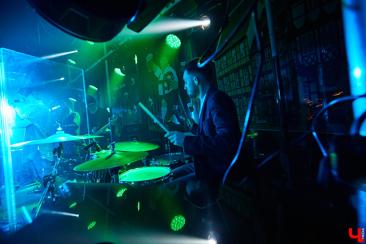 Планы на развитие у ТТ «Завод» грандиозные: помимо театральной составляющей товарищество охватит музыкальную. Первое выступление новорожденного проекта состоялось 17 апреля в ресторане «Макс Брой» – двухчастная программа, где нашлось место любви, светлым переживаниям и танцевальному отрыву. Подробности в репортаже «Ключ-Медиа».