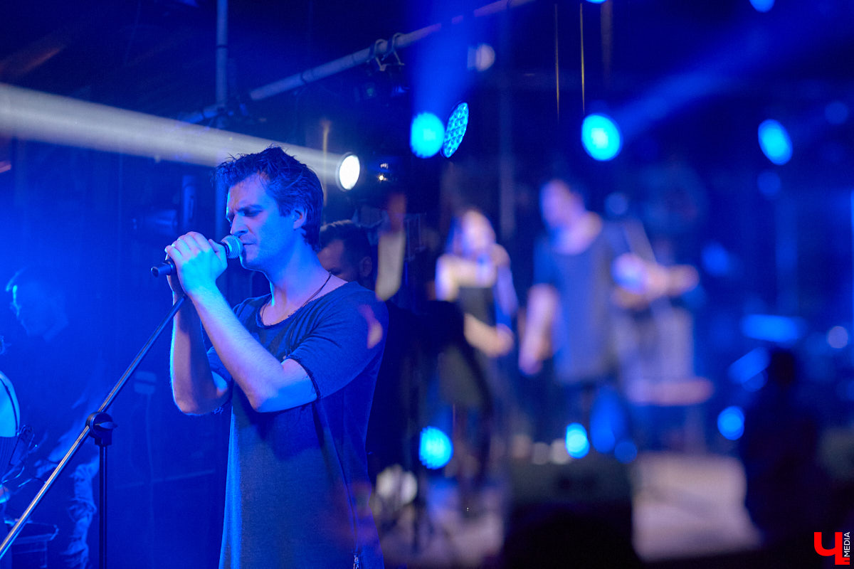 Планы на развитие у ТТ «Завод» грандиозные: помимо театральной составляющей товарищество охватит музыкальную. Первое выступление новорожденного проекта состоялось 17 апреля в ресторане «Макс Брой» – двухчастная программа, где нашлось место любви, светлым переживаниям и танцевальному отрыву. Подробности в репортаже «Ключ-Медиа».