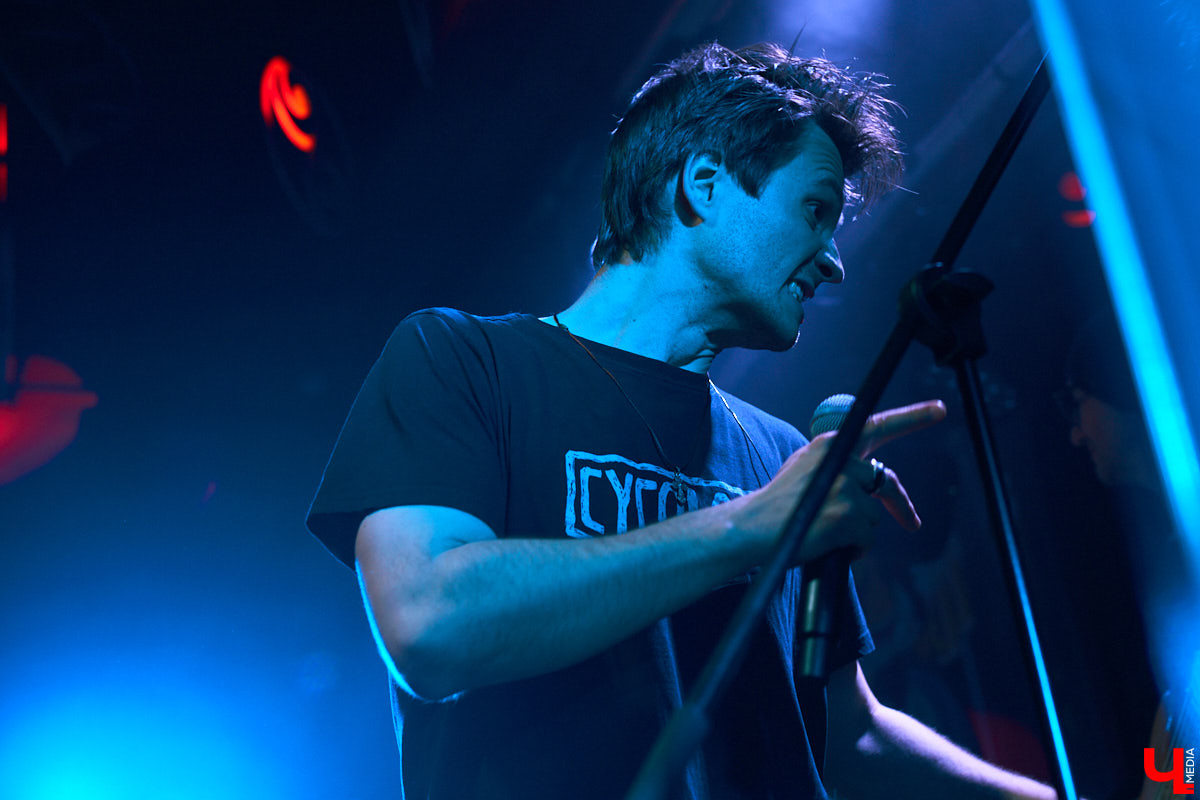 Планы на развитие у ТТ «Завод» грандиозные: помимо театральной составляющей товарищество охватит музыкальную. Первое выступление новорожденного проекта состоялось 17 апреля в ресторане «Макс Брой» – двухчастная программа, где нашлось место любви, светлым переживаниям и танцевальному отрыву. Подробности в репортаже «Ключ-Медиа».