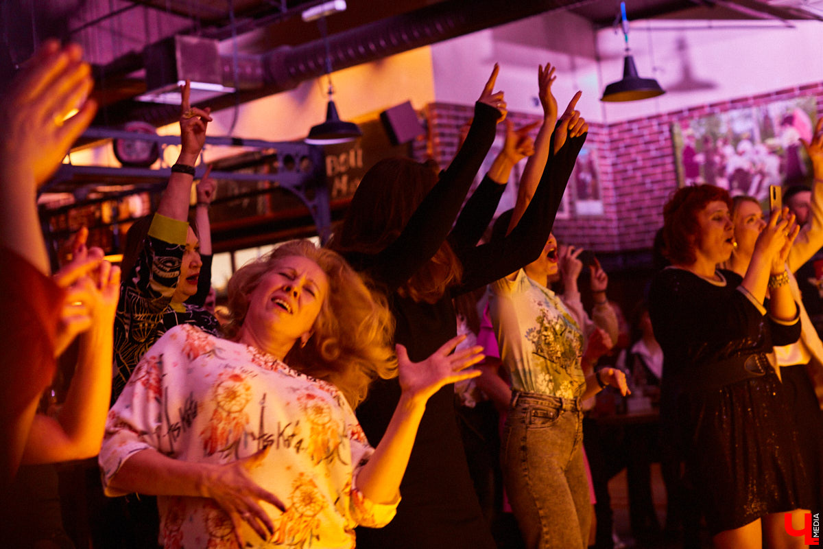 Планы на развитие у ТТ «Завод» грандиозные: помимо театральной составляющей товарищество охватит музыкальную. Первое выступление новорожденного проекта состоялось 17 апреля в ресторане «Макс Брой» – двухчастная программа, где нашлось место любви, светлым переживаниям и танцевальному отрыву. Подробности в репортаже «Ключ-Медиа».