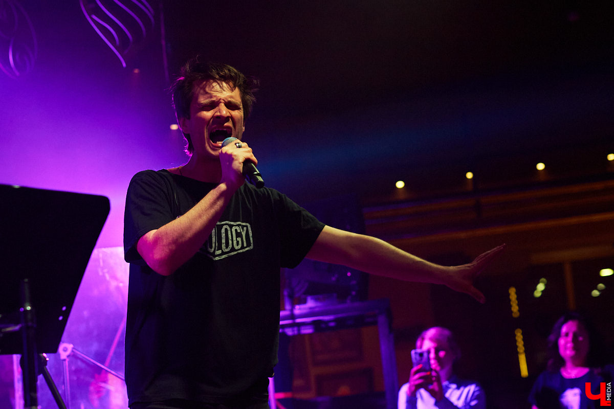 Планы на развитие у ТТ «Завод» грандиозные: помимо театральной составляющей товарищество охватит музыкальную. Первое выступление новорожденного проекта состоялось 17 апреля в ресторане «Макс Брой» – двухчастная программа, где нашлось место любви, светлым переживаниям и танцевальному отрыву. Подробности в репортаже «Ключ-Медиа».