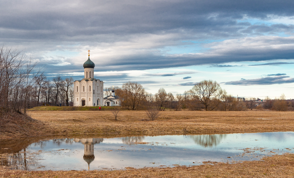 Разлив Нерли на Боголюбовском заливном лугу – явление в этом году особенно интересное. Там еще местами лежит снег, будто зима и весна встретились вместе. От красоты такого сочетания мурашки идут по телу даже у самых искушенных любителей природы!