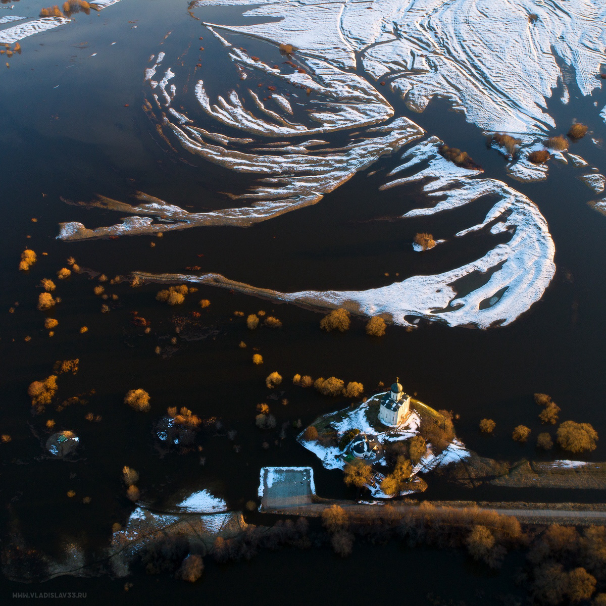 Разлив Нерли на Боголюбовском заливном лугу – явление в этом году особенно интересное. Там еще местами лежит снег, будто зима и весна встретились вместе. От красоты такого сочетания мурашки идут по телу даже у самых искушенных любителей природы!