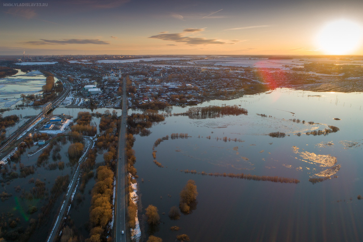 Разлив Нерли на Боголюбовском заливном лугу – явление в этом году особенно интересное. Там еще местами лежит снег, будто зима и весна встретились вместе. От красоты такого сочетания мурашки идут по телу даже у самых искушенных любителей природы!