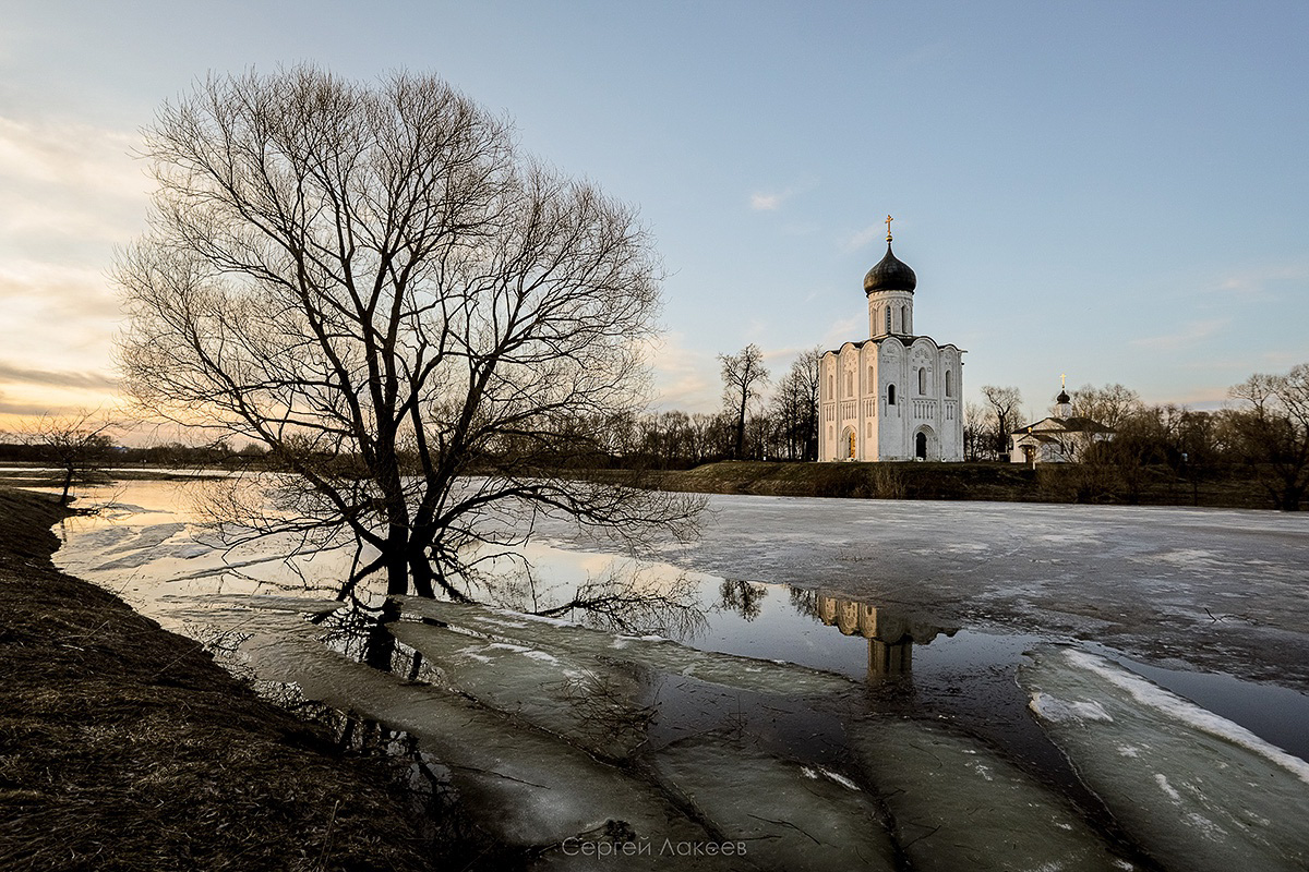 Разлив Нерли на Боголюбовском заливном лугу – явление в этом году особенно интересное. Там еще местами лежит снег, будто зима и весна встретились вместе. От красоты такого сочетания мурашки идут по телу даже у самых искушенных любителей природы!
