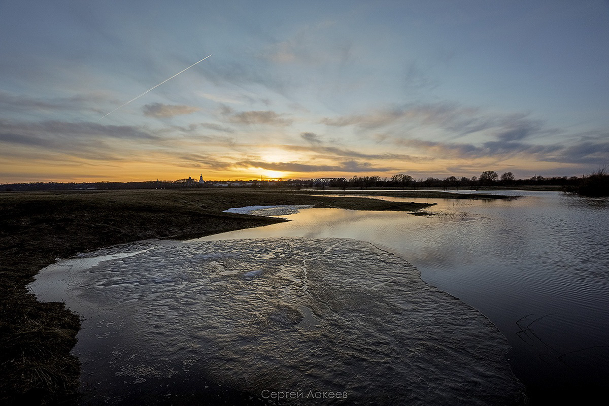 Разлив Нерли на Боголюбовском заливном лугу – явление в этом году особенно интересное. Там еще местами лежит снег, будто зима и весна встретились вместе. От красоты такого сочетания мурашки идут по телу даже у самых искушенных любителей природы!