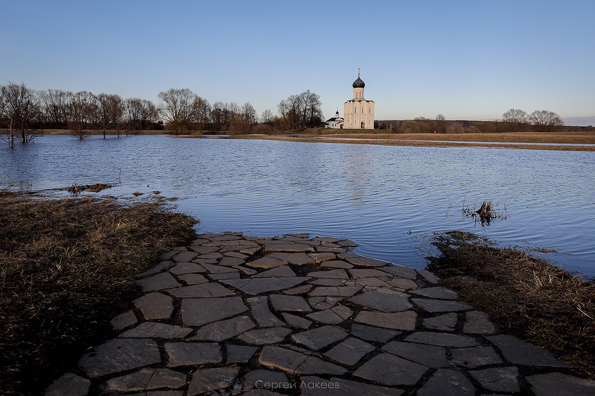 Разлив Нерли на Боголюбовском заливном лугу – явление в этом году особенно интересное. Там еще местами лежит снег, будто зима и весна встретились вместе. От красоты такого сочетания мурашки идут по телу даже у самых искушенных любителей природы!