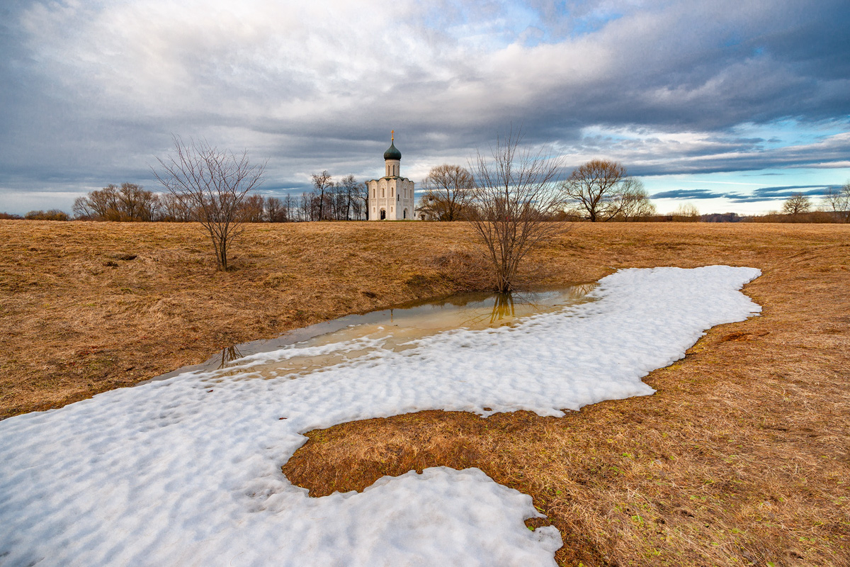Разлив Нерли на Боголюбовском заливном лугу – явление в этом году особенно интересное. Там еще местами лежит снег, будто зима и весна встретились вместе. От красоты такого сочетания мурашки идут по телу даже у самых искушенных любителей природы!