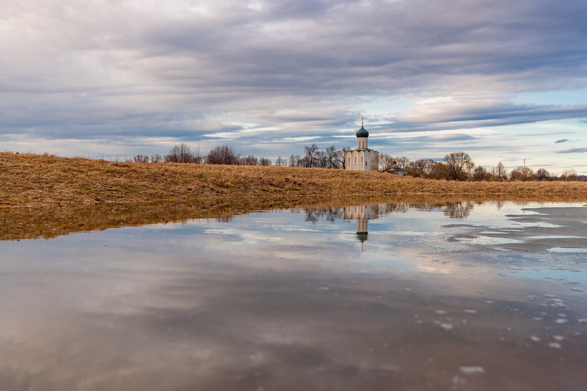 Разлив Нерли на Боголюбовском заливном лугу – явление в этом году особенно интересное. Там еще местами лежит снег, будто зима и весна встретились вместе. От красоты такого сочетания мурашки идут по телу даже у самых искушенных любителей природы!