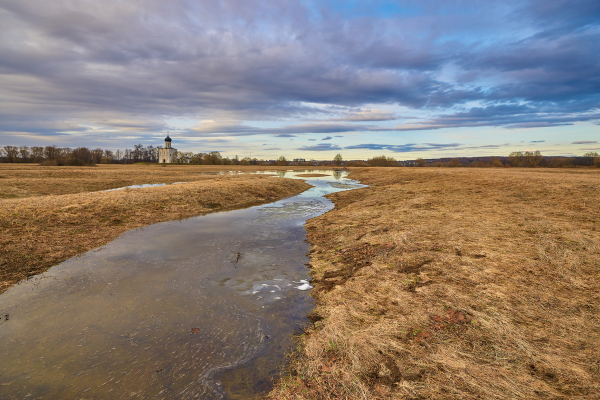 Разлив Нерли на Боголюбовском заливном лугу – явление в этом году особенно интересное. Там еще местами лежит снег, будто зима и весна встретились вместе. От красоты такого сочетания мурашки идут по телу даже у самых искушенных любителей природы!