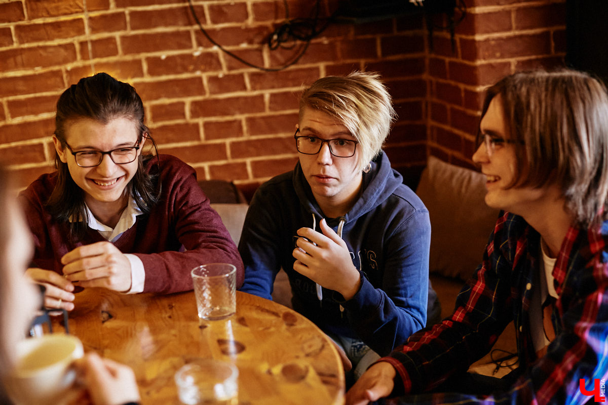 Молодые владимирские рокеры Pizza Delivery Boyz (не путать с RHCP) готовятся к выпуску первого EP-альбома (не путать с полноформатным) и первомайскому концерту (не путать с владимирским, он состоится чуть позже) в петербургской «Ионотеке». Обсуждаем с парнями новый релиз «Face to Face» и несерьезно болтаем о жизни коллектива.