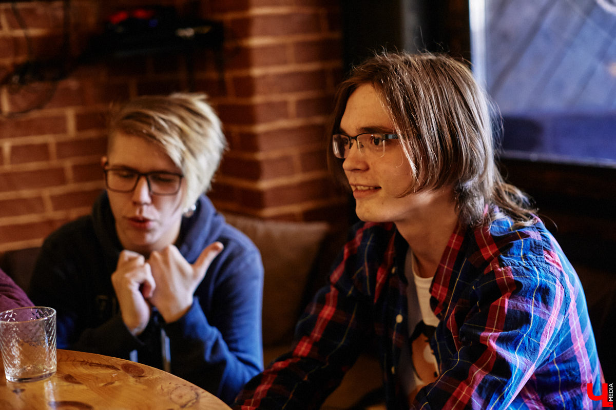 Молодые владимирские рокеры Pizza Delivery Boyz (не путать с RHCP) готовятся к выпуску первого EP-альбома (не путать с полноформатным) и первомайскому концерту (не путать с владимирским, он состоится чуть позже) в петербургской «Ионотеке». Обсуждаем с парнями новый релиз «Face to Face» и несерьезно болтаем о жизни коллектива.