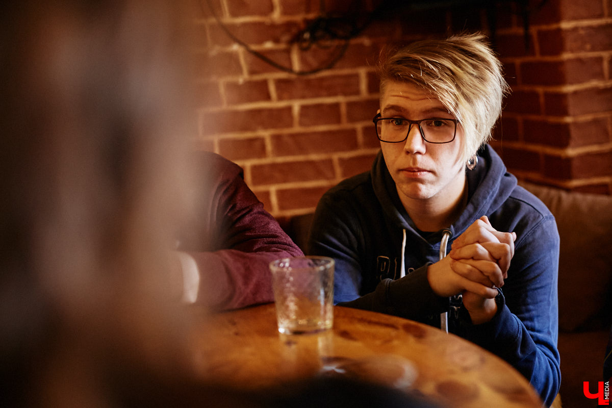 Молодые владимирские рокеры Pizza Delivery Boyz (не путать с RHCP) готовятся к выпуску первого EP-альбома (не путать с полноформатным) и первомайскому концерту (не путать с владимирским, он состоится чуть позже) в петербургской «Ионотеке». Обсуждаем с парнями новый релиз «Face to Face» и несерьезно болтаем о жизни коллектива.