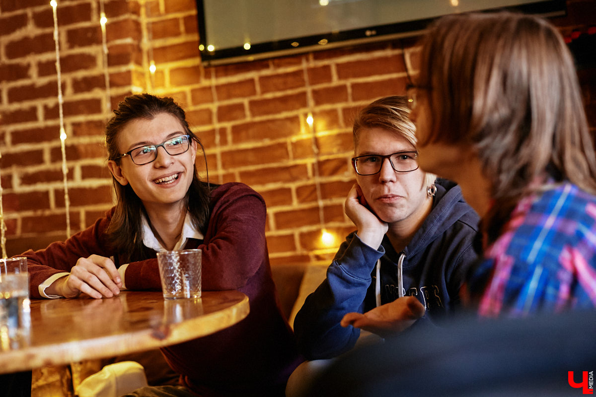 Молодые владимирские рокеры Pizza Delivery Boyz (не путать с RHCP) готовятся к выпуску первого EP-альбома (не путать с полноформатным) и первомайскому концерту (не путать с владимирским, он состоится чуть позже) в петербургской «Ионотеке». Обсуждаем с парнями новый релиз «Face to Face» и несерьезно болтаем о жизни коллектива.