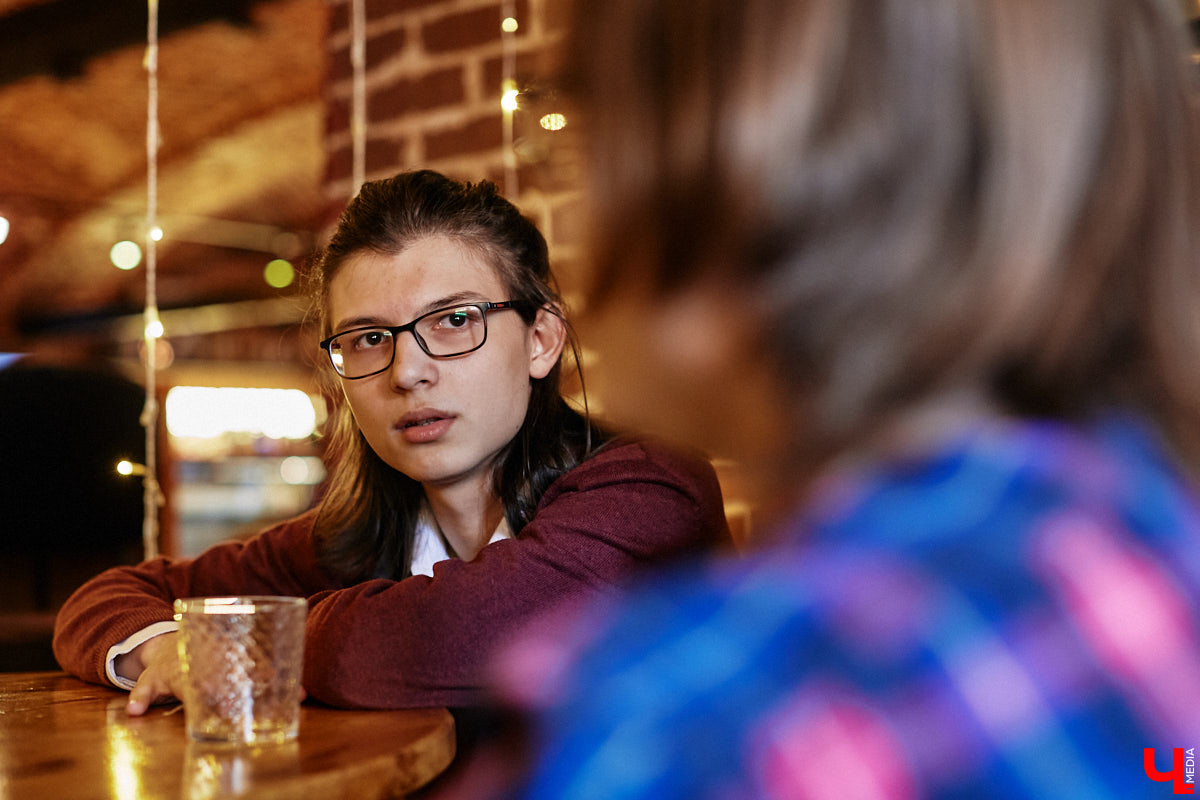 Молодые владимирские рокеры Pizza Delivery Boyz (не путать с RHCP) готовятся к выпуску первого EP-альбома (не путать с полноформатным) и первомайскому концерту (не путать с владимирским, он состоится чуть позже) в петербургской «Ионотеке». Обсуждаем с парнями новый релиз «Face to Face» и несерьезно болтаем о жизни коллектива.