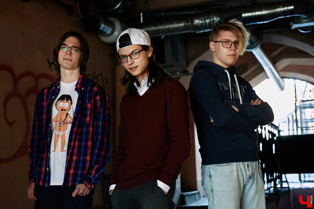 Молодые владимирские рокеры Pizza Delivery Boyz (не путать с RHCP) готовятся к выпуску первого EP-альбома (не путать с полноформатным) и первомайскому концерту (не путать с владимирским, он состоится чуть позже) в петербургской «Ионотеке». Обсуждаем с парнями новый релиз «Face to Face» и несерьезно болтаем о жизни коллектива.