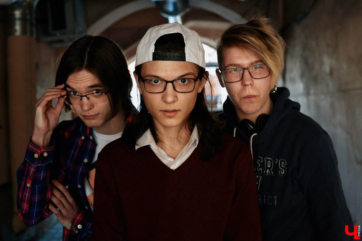 Молодые владимирские рокеры Pizza Delivery Boyz (не путать с RHCP) готовятся к выпуску первого EP-альбома (не путать с полноформатным) и первомайскому концерту (не путать с владимирским, он состоится чуть позже) в петербургской «Ионотеке». Обсуждаем с парнями новый релиз «Face to Face» и несерьезно болтаем о жизни коллектива.