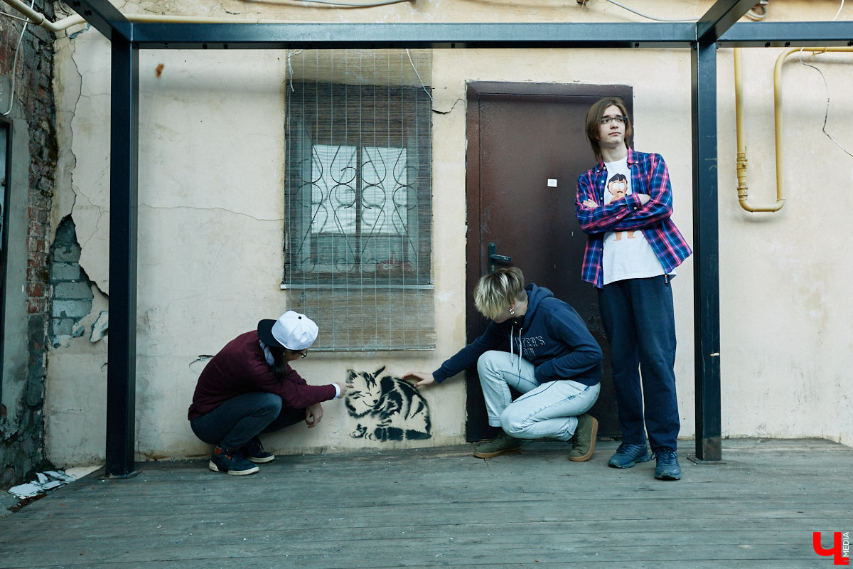 Молодые владимирские рокеры Pizza Delivery Boyz (не путать с RHCP) готовятся к выпуску первого EP-альбома (не путать с полноформатным) и первомайскому концерту (не путать с владимирским, он состоится чуть позже) в петербургской «Ионотеке». Обсуждаем с парнями новый релиз «Face to Face» и несерьезно болтаем о жизни коллектива.