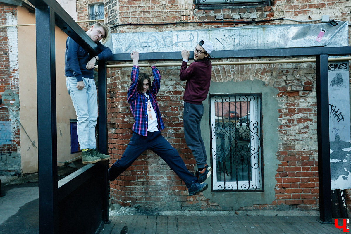 Молодые владимирские рокеры Pizza Delivery Boyz (не путать с RHCP) готовятся к выпуску первого EP-альбома (не путать с полноформатным) и первомайскому концерту (не путать с владимирским, он состоится чуть позже) в петербургской «Ионотеке». Обсуждаем с парнями новый релиз «Face to Face» и несерьезно болтаем о жизни коллектива.