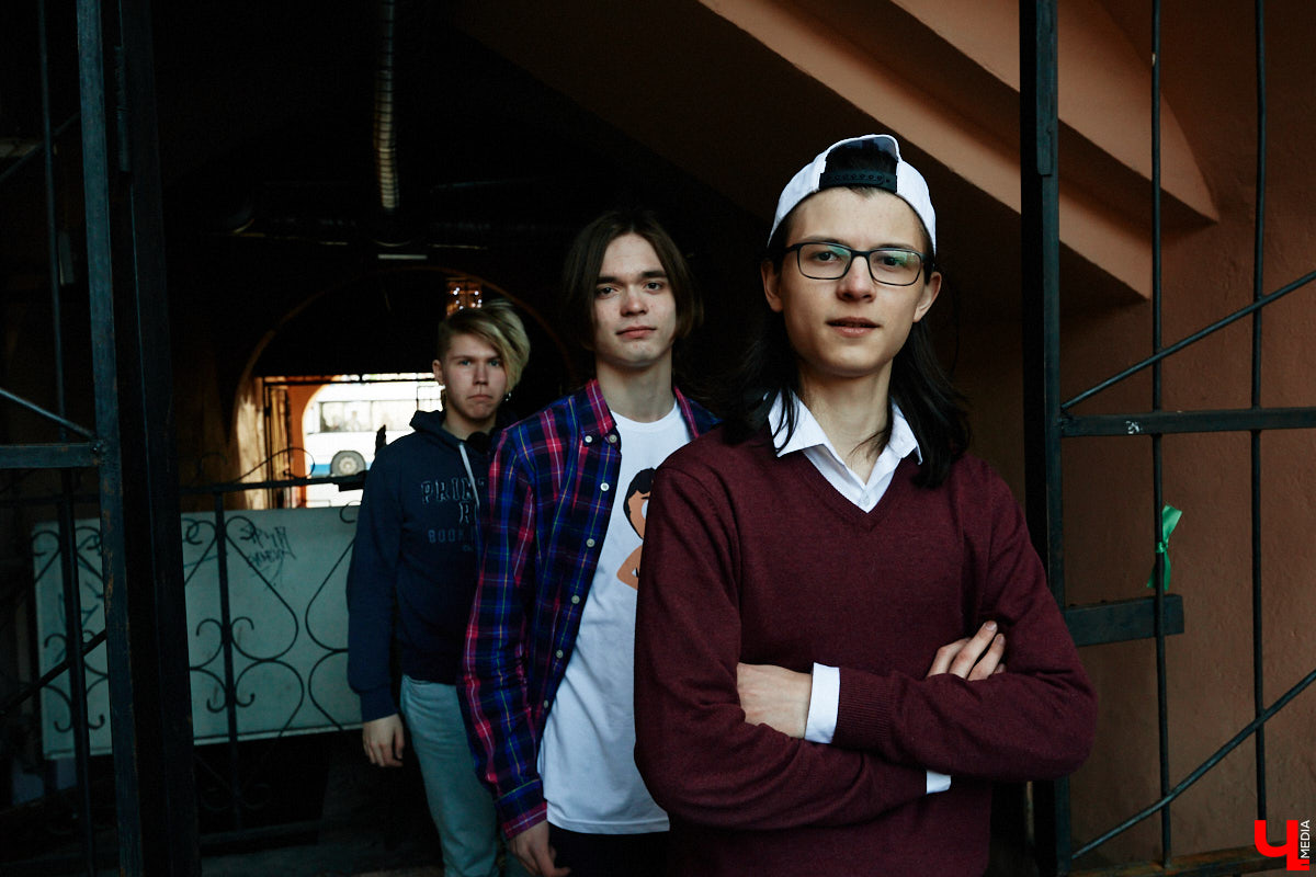 Молодые владимирские рокеры Pizza Delivery Boyz (не путать с RHCP) готовятся к выпуску первого EP-альбома (не путать с полноформатным) и первомайскому концерту (не путать с владимирским, он состоится чуть позже) в петербургской «Ионотеке». Обсуждаем с парнями новый релиз «Face to Face» и несерьезно болтаем о жизни коллектива.