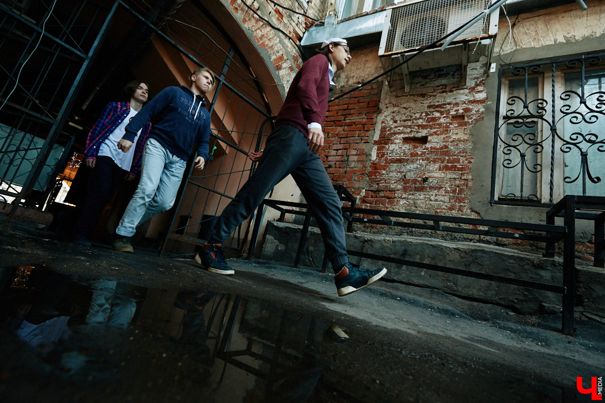 Молодые владимирские рокеры Pizza Delivery Boyz (не путать с RHCP) готовятся к выпуску первого EP-альбома (не путать с полноформатным) и первомайскому концерту (не путать с владимирским, он состоится чуть позже) в петербургской «Ионотеке». Обсуждаем с парнями новый релиз «Face to Face» и несерьезно болтаем о жизни коллектива.