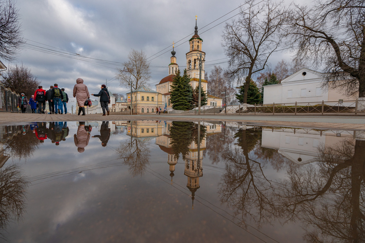 Фотографы области делятся городскими снимками, отражающими переменчивую сущность апреля. Здесь в лужах отражаются постройки, снег блестит на солнце, горожане бродят по улицам, а цветы пробивают себе дорогу, несмотря на заморозки.