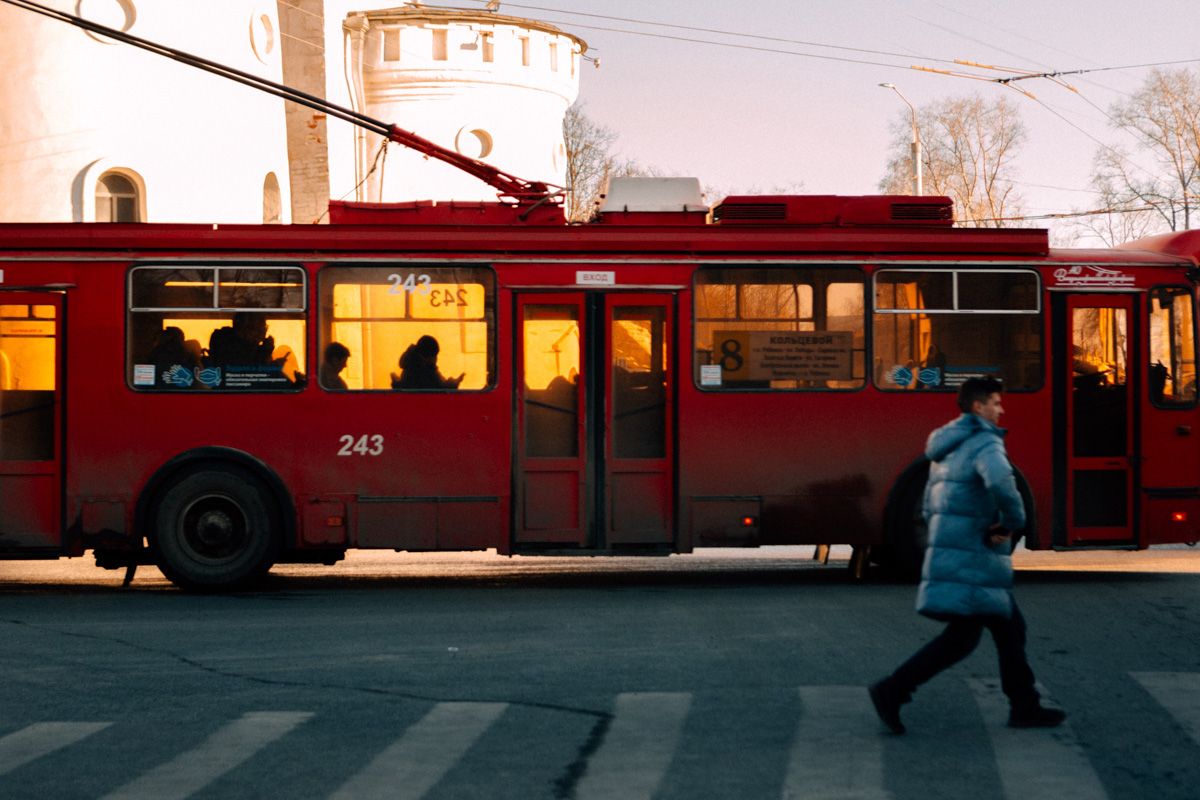 Фотографы области делятся городскими снимками, отражающими переменчивую сущность апреля. Здесь в лужах отражаются постройки, снег блестит на солнце, горожане бродят по улицам, а цветы пробивают себе дорогу, несмотря на заморозки.