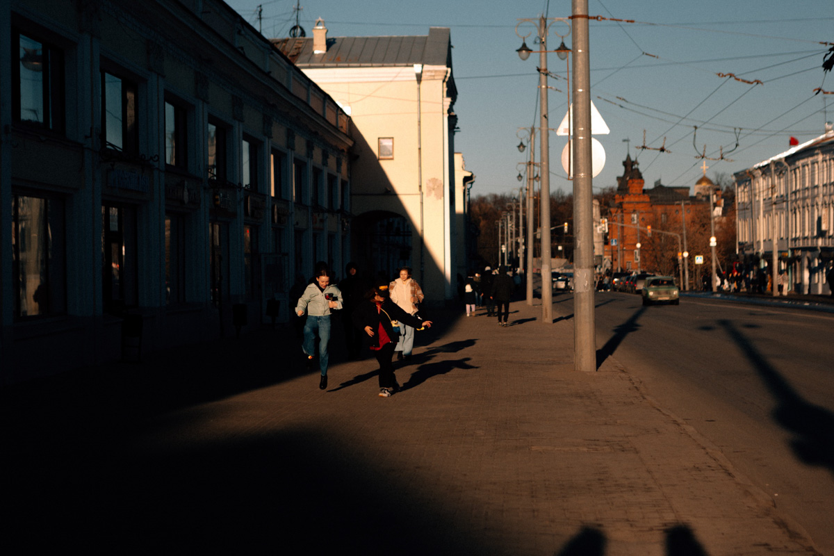 Фотографы области делятся городскими снимками, отражающими переменчивую сущность апреля. Здесь в лужах отражаются постройки, снег блестит на солнце, горожане бродят по улицам, а цветы пробивают себе дорогу, несмотря на заморозки.