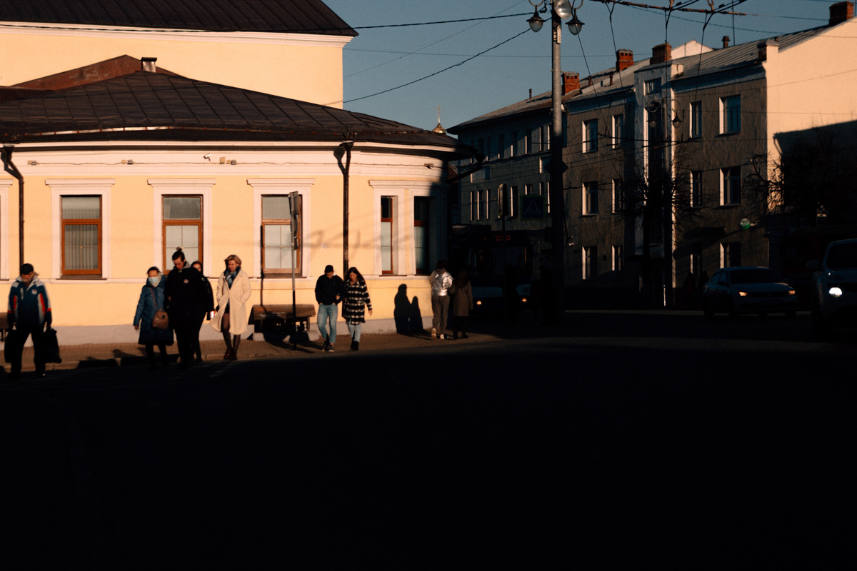 Фотографы области делятся городскими снимками, отражающими переменчивую сущность апреля. Здесь в лужах отражаются постройки, снег блестит на солнце, горожане бродят по улицам, а цветы пробивают себе дорогу, несмотря на заморозки.