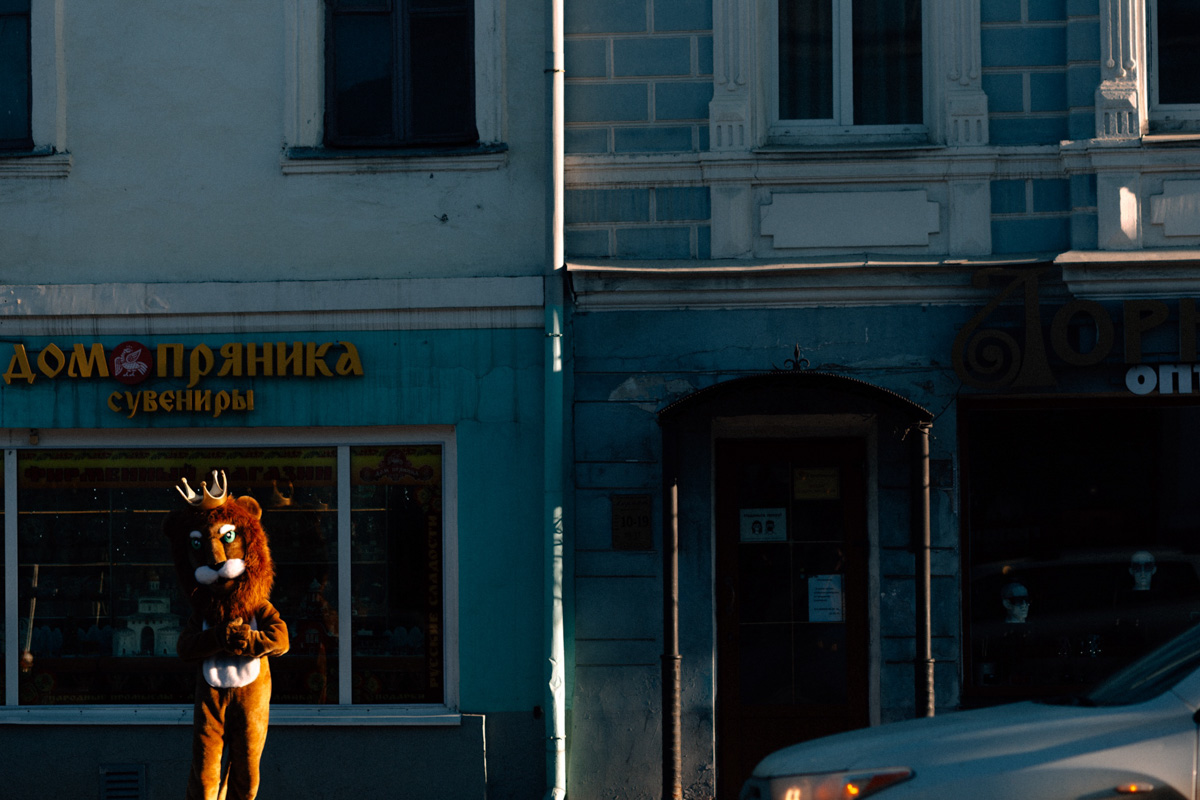 Фотографы области делятся городскими снимками, отражающими переменчивую сущность апреля. Здесь в лужах отражаются постройки, снег блестит на солнце, горожане бродят по улицам, а цветы пробивают себе дорогу, несмотря на заморозки.