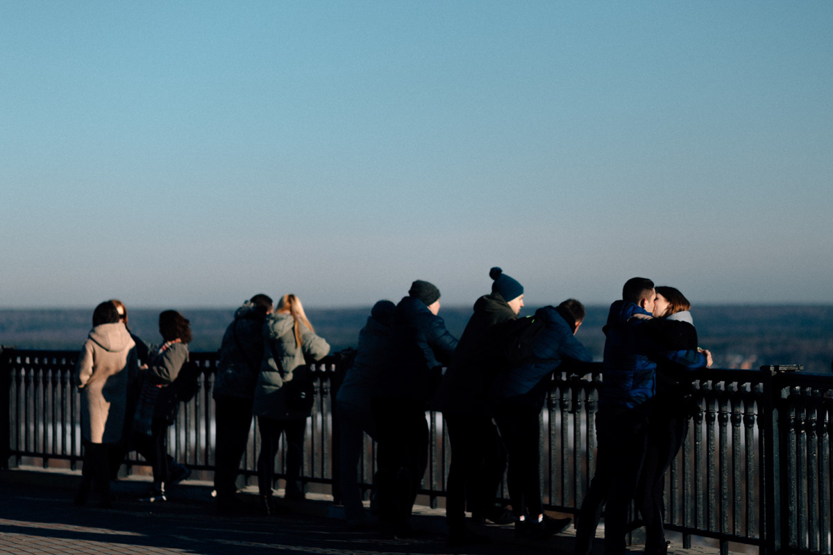 Фотографы области делятся городскими снимками, отражающими переменчивую сущность апреля. Здесь в лужах отражаются постройки, снег блестит на солнце, горожане бродят по улицам, а цветы пробивают себе дорогу, несмотря на заморозки.