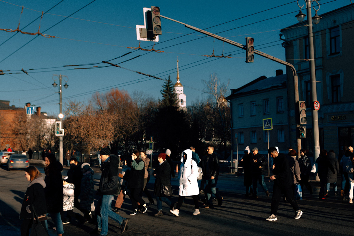 Фотографы области делятся городскими снимками, отражающими переменчивую сущность апреля. Здесь в лужах отражаются постройки, снег блестит на солнце, горожане бродят по улицам, а цветы пробивают себе дорогу, несмотря на заморозки.