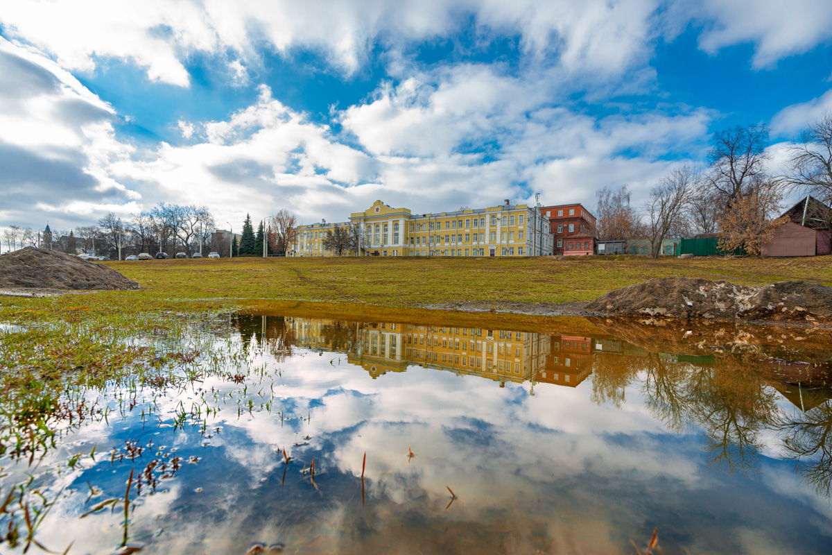 Фотографы области делятся городскими снимками, отражающими переменчивую сущность апреля. Здесь в лужах отражаются постройки, снег блестит на солнце, горожане бродят по улицам, а цветы пробивают себе дорогу, несмотря на заморозки.
