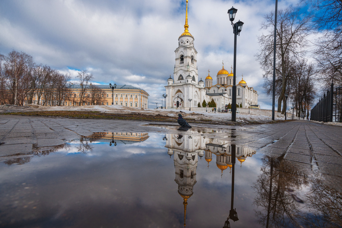 Фотографы области делятся городскими снимками, отражающими переменчивую сущность апреля. Здесь в лужах отражаются постройки, снег блестит на солнце, горожане бродят по улицам, а цветы пробивают себе дорогу, несмотря на заморозки.