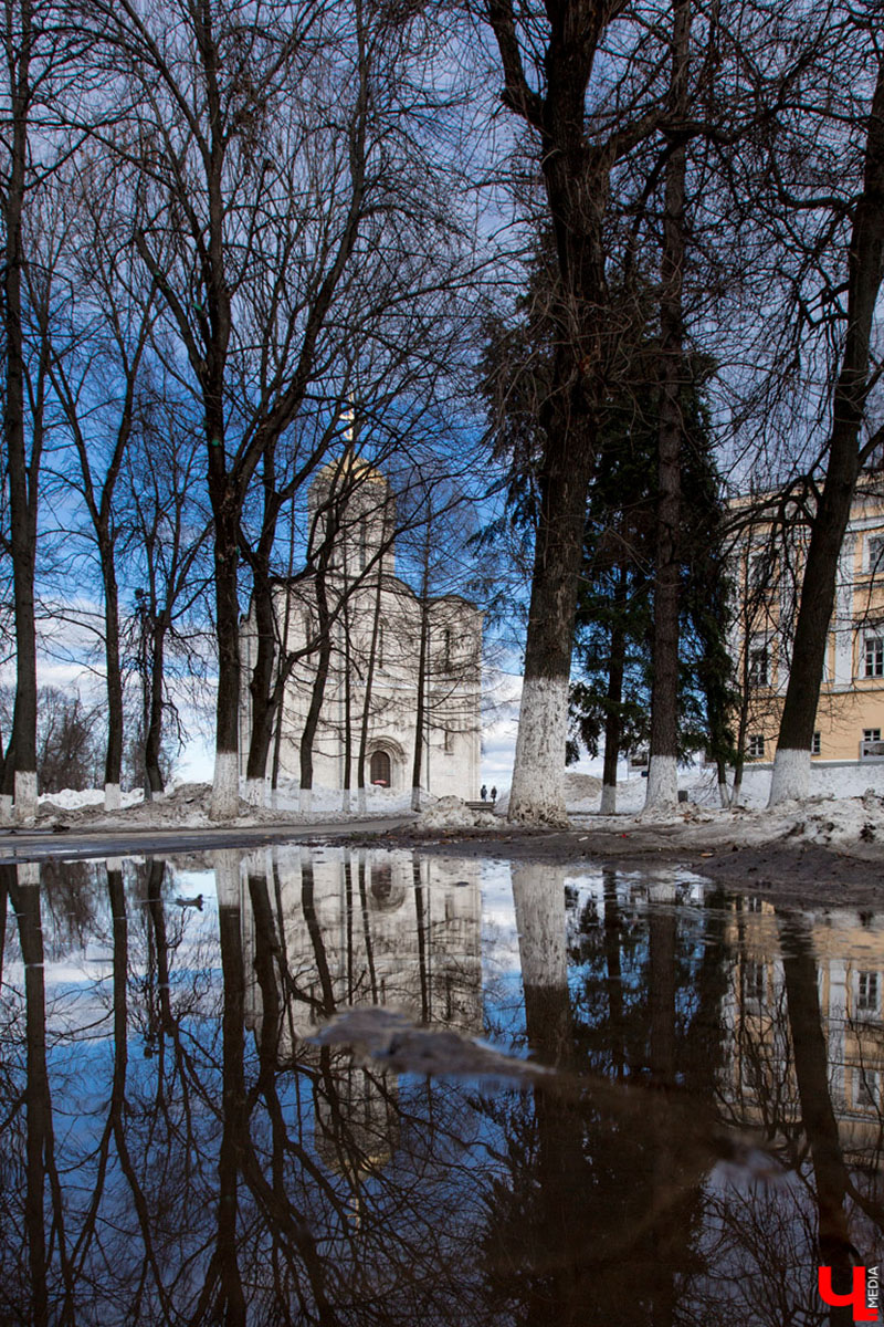 Фотографы области делятся городскими снимками, отражающими переменчивую сущность апреля. Здесь в лужах отражаются постройки, снег блестит на солнце, горожане бродят по улицам, а цветы пробивают себе дорогу, несмотря на заморозки.