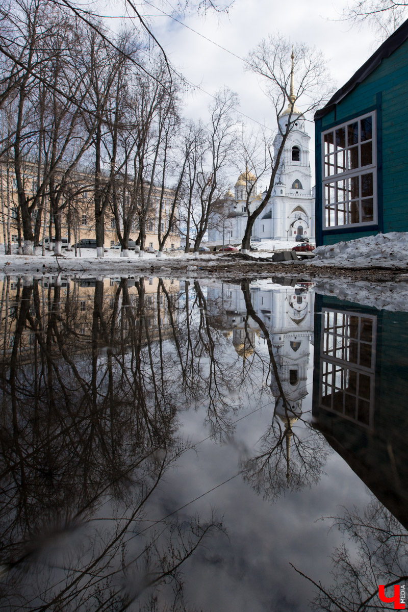 Фотографы области делятся городскими снимками, отражающими переменчивую сущность апреля. Здесь в лужах отражаются постройки, снег блестит на солнце, горожане бродят по улицам, а цветы пробивают себе дорогу, несмотря на заморозки.