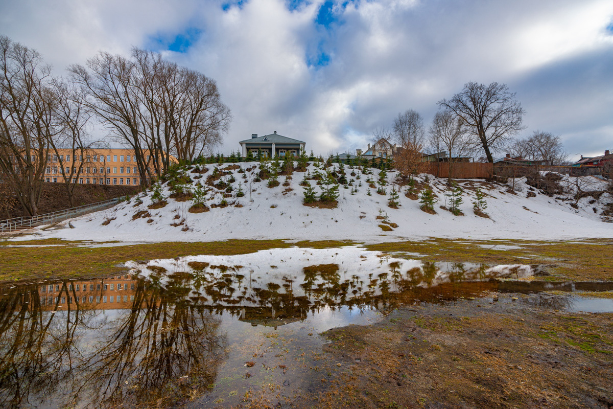 Фотографы области делятся городскими снимками, отражающими переменчивую сущность апреля. Здесь в лужах отражаются постройки, снег блестит на солнце, горожане бродят по улицам, а цветы пробивают себе дорогу, несмотря на заморозки.