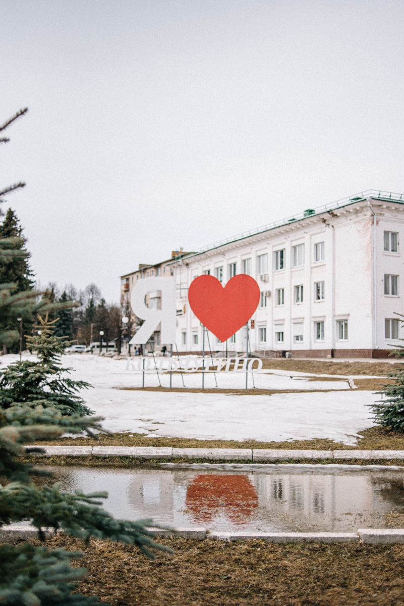 Фотографы области делятся городскими снимками, отражающими переменчивую сущность апреля. Здесь в лужах отражаются постройки, снег блестит на солнце, горожане бродят по улицам, а цветы пробивают себе дорогу, несмотря на заморозки.