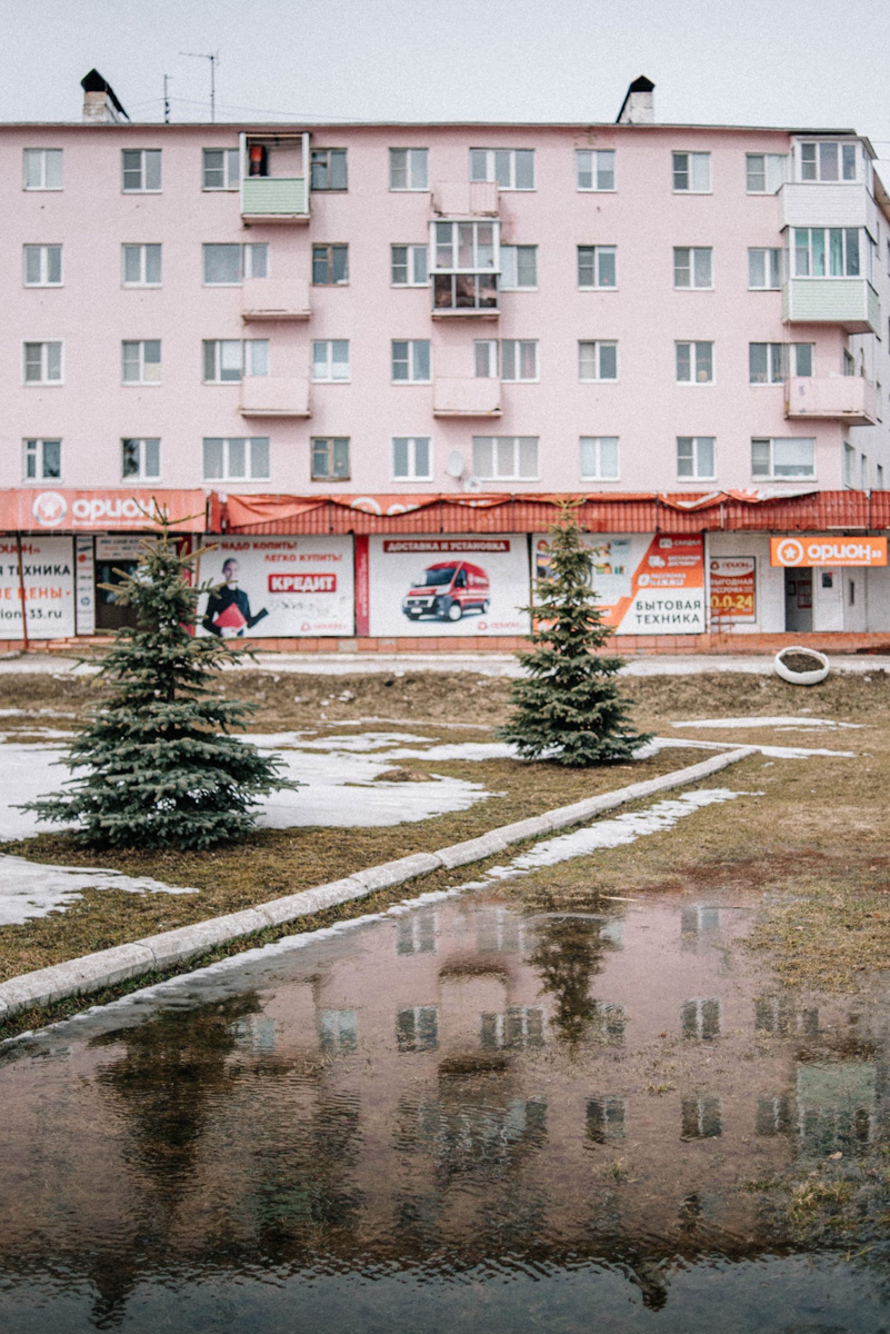 Фотографы области делятся городскими снимками, отражающими переменчивую сущность апреля. Здесь в лужах отражаются постройки, снег блестит на солнце, горожане бродят по улицам, а цветы пробивают себе дорогу, несмотря на заморозки.