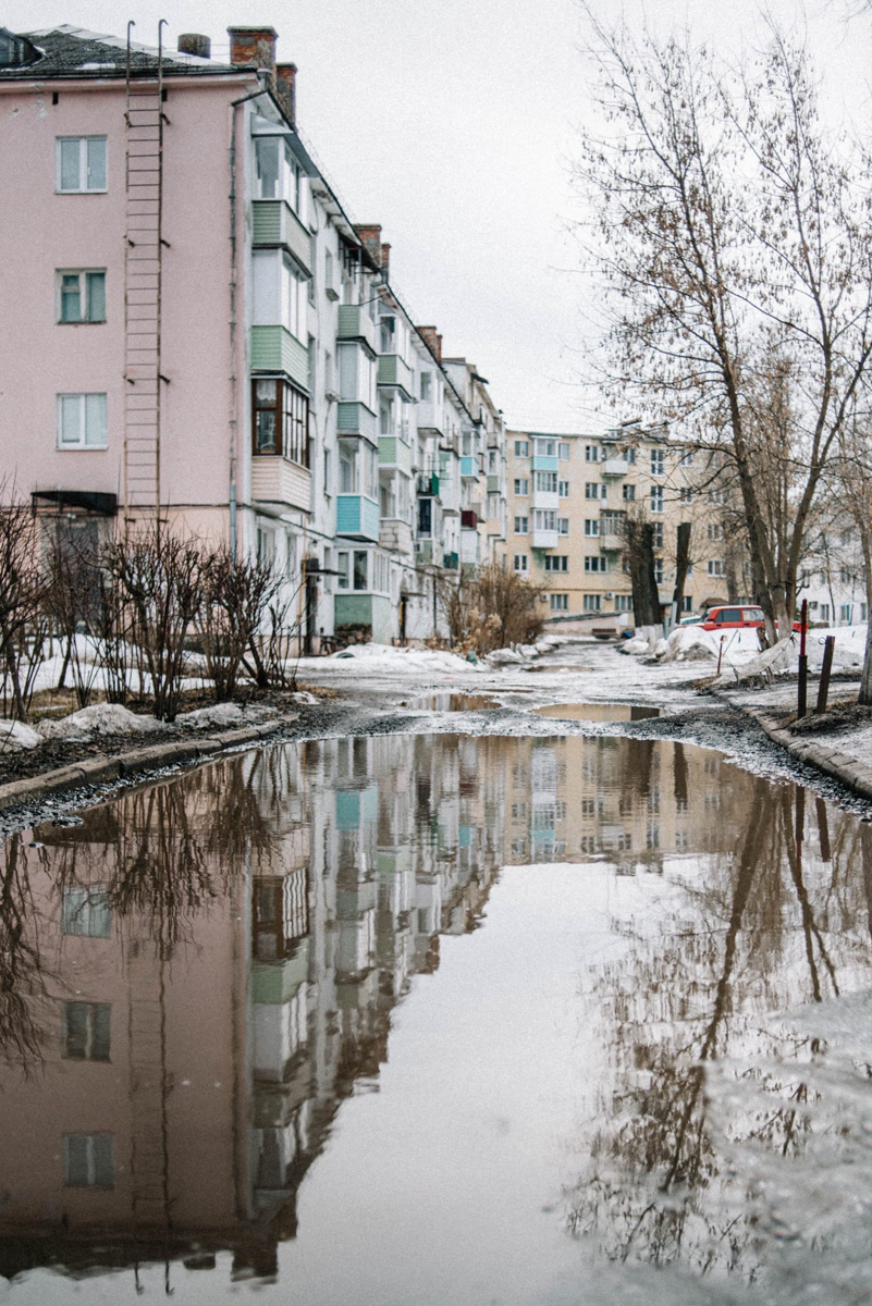 Фотографы области делятся городскими снимками, отражающими переменчивую сущность апреля. Здесь в лужах отражаются постройки, снег блестит на солнце, горожане бродят по улицам, а цветы пробивают себе дорогу, несмотря на заморозки.