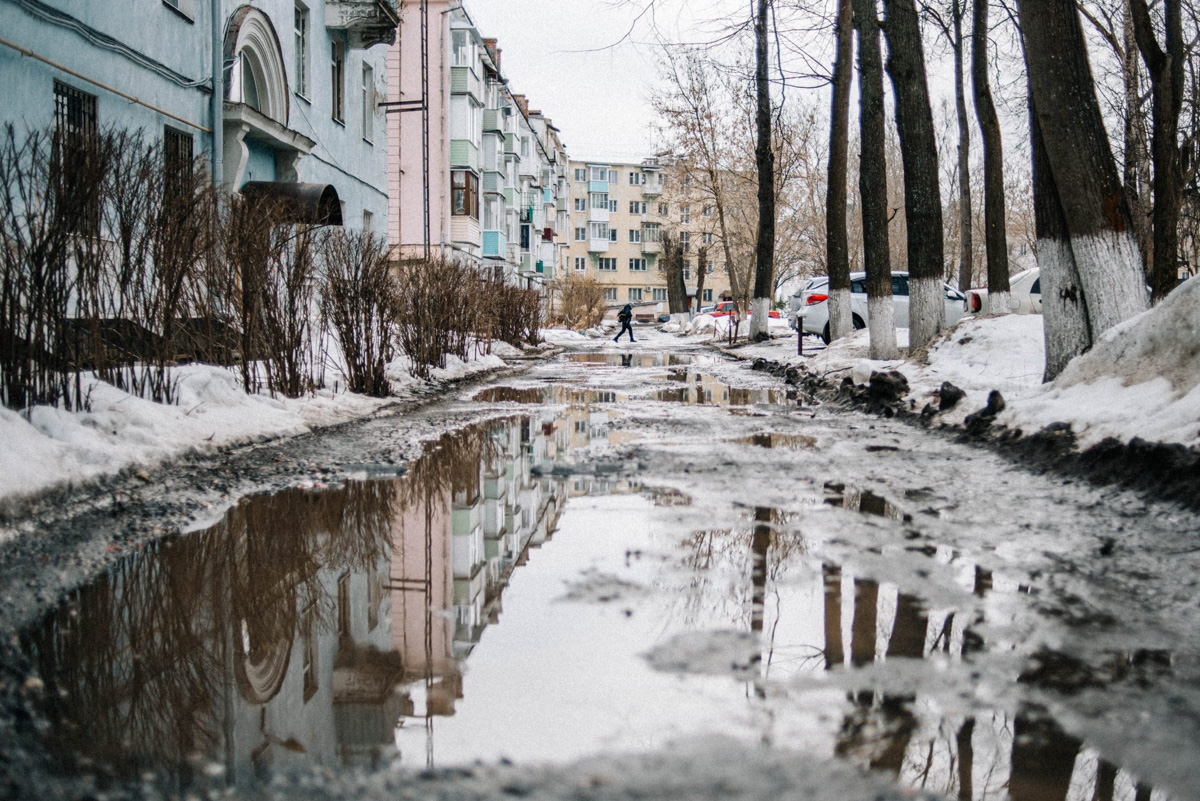 Фотографы области делятся городскими снимками, отражающими переменчивую сущность апреля. Здесь в лужах отражаются постройки, снег блестит на солнце, горожане бродят по улицам, а цветы пробивают себе дорогу, несмотря на заморозки.