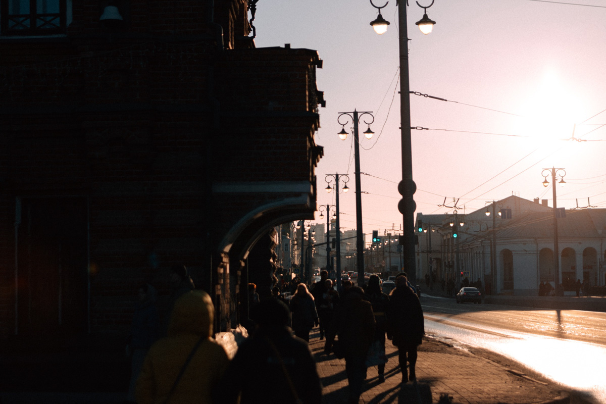 Фотографы области делятся городскими снимками, отражающими переменчивую сущность апреля. Здесь в лужах отражаются постройки, снег блестит на солнце, горожане бродят по улицам, а цветы пробивают себе дорогу, несмотря на заморозки.