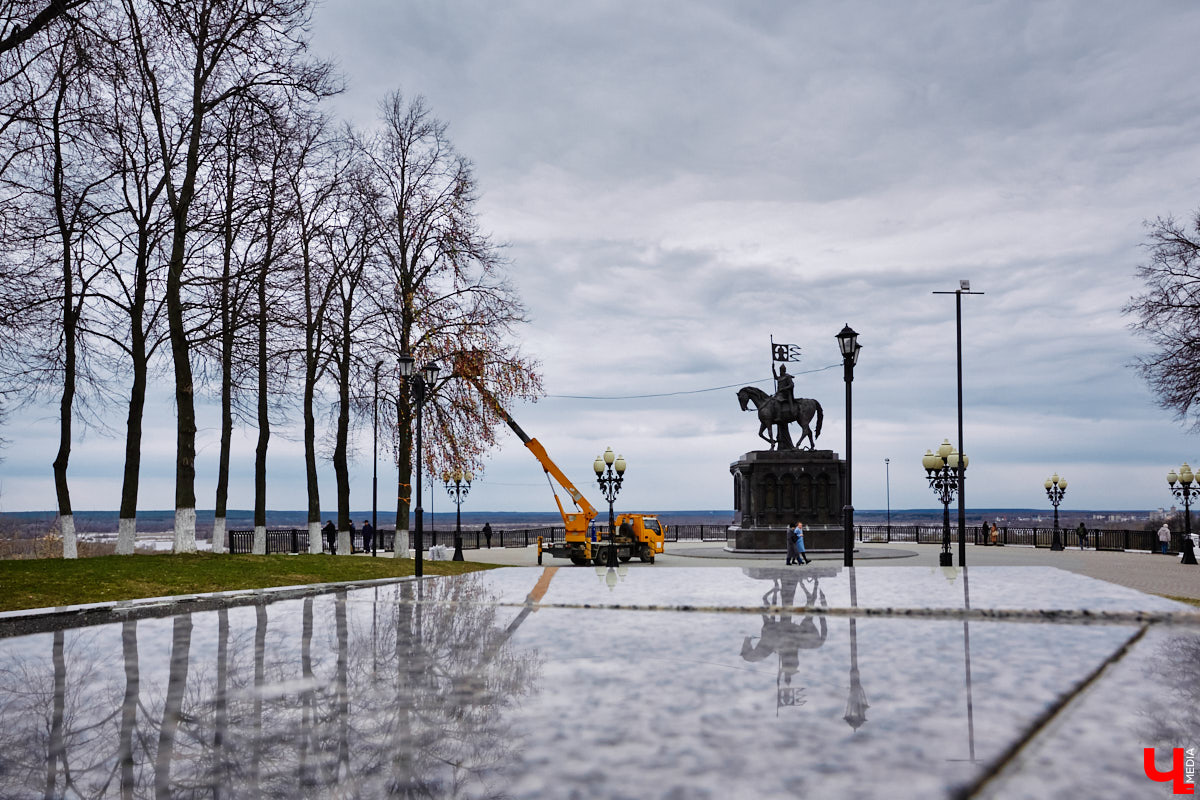 Около 10 000 пасхальных яиц украсили двадцатиметровую липу в парке Пушкина во Владимире. Раскрашенные деревянные заготовки развешивали с автовышки почти целый день – было очень много желающих принять участие в популярной акции. В этом году более 4000 владимирцев и более 270 организаций трудились для Пасхального дерева. Мало того, акция вышла за пределы региона – заготовки отправились в 27 российских городов и 7 стран!