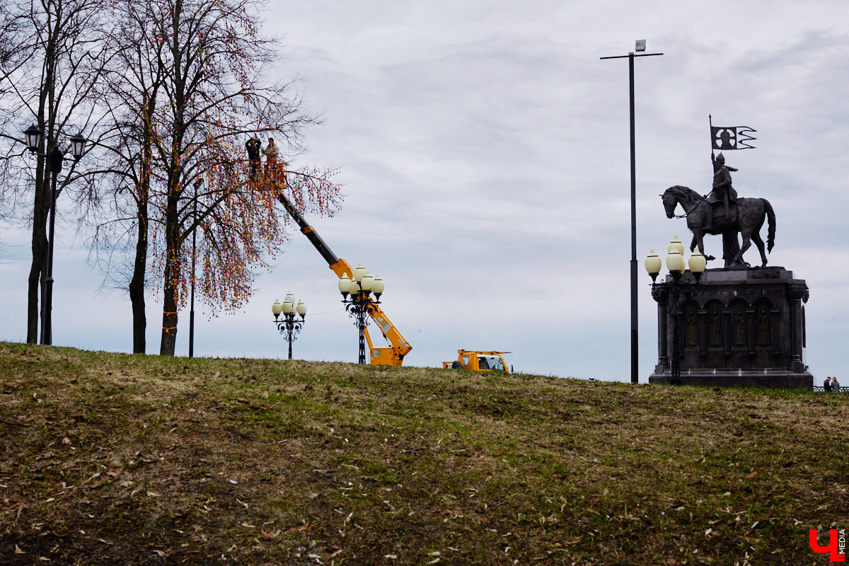 Около 10 000 пасхальных яиц украсили двадцатиметровую липу в парке Пушкина во Владимире. Раскрашенные деревянные заготовки развешивали с автовышки почти целый день – было очень много желающих принять участие в популярной акции. В этом году более 4000 владимирцев и более 270 организаций трудились для Пасхального дерева. Мало того, акция вышла за пределы региона – заготовки отправились в 27 российских городов и 7 стран!