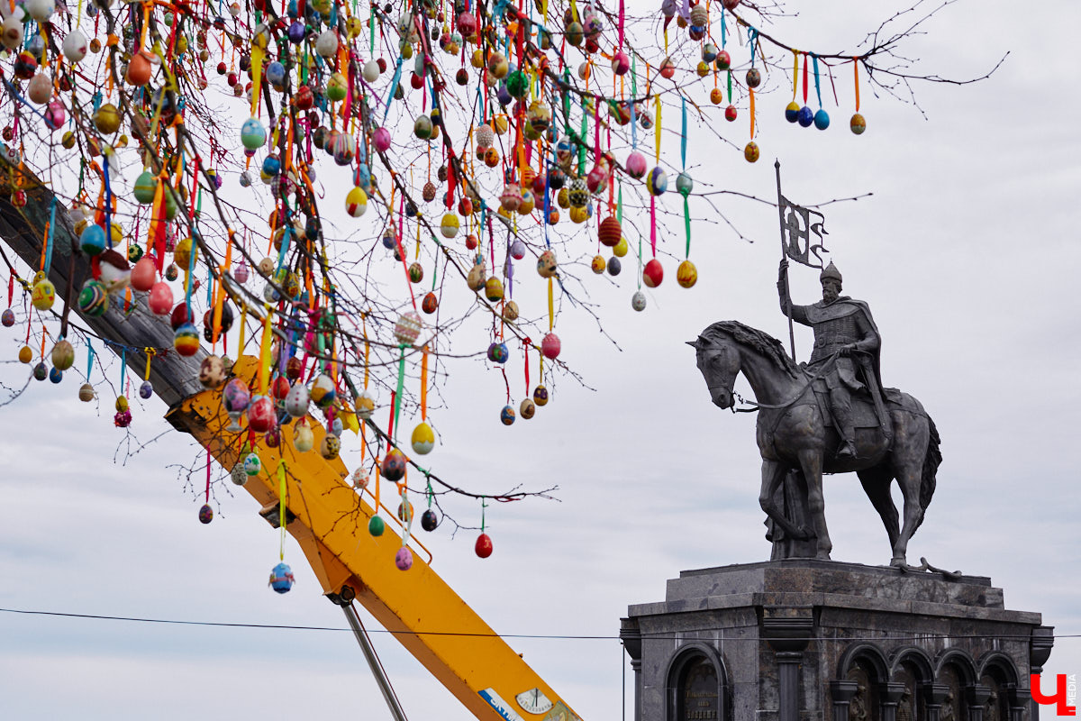 Около 10 000 пасхальных яиц украсили двадцатиметровую липу в парке Пушкина во Владимире. Раскрашенные деревянные заготовки развешивали с автовышки почти целый день – было очень много желающих принять участие в популярной акции. В этом году более 4000 владимирцев и более 270 организаций трудились для Пасхального дерева. Мало того, акция вышла за пределы региона – заготовки отправились в 27 российских городов и 7 стран!
