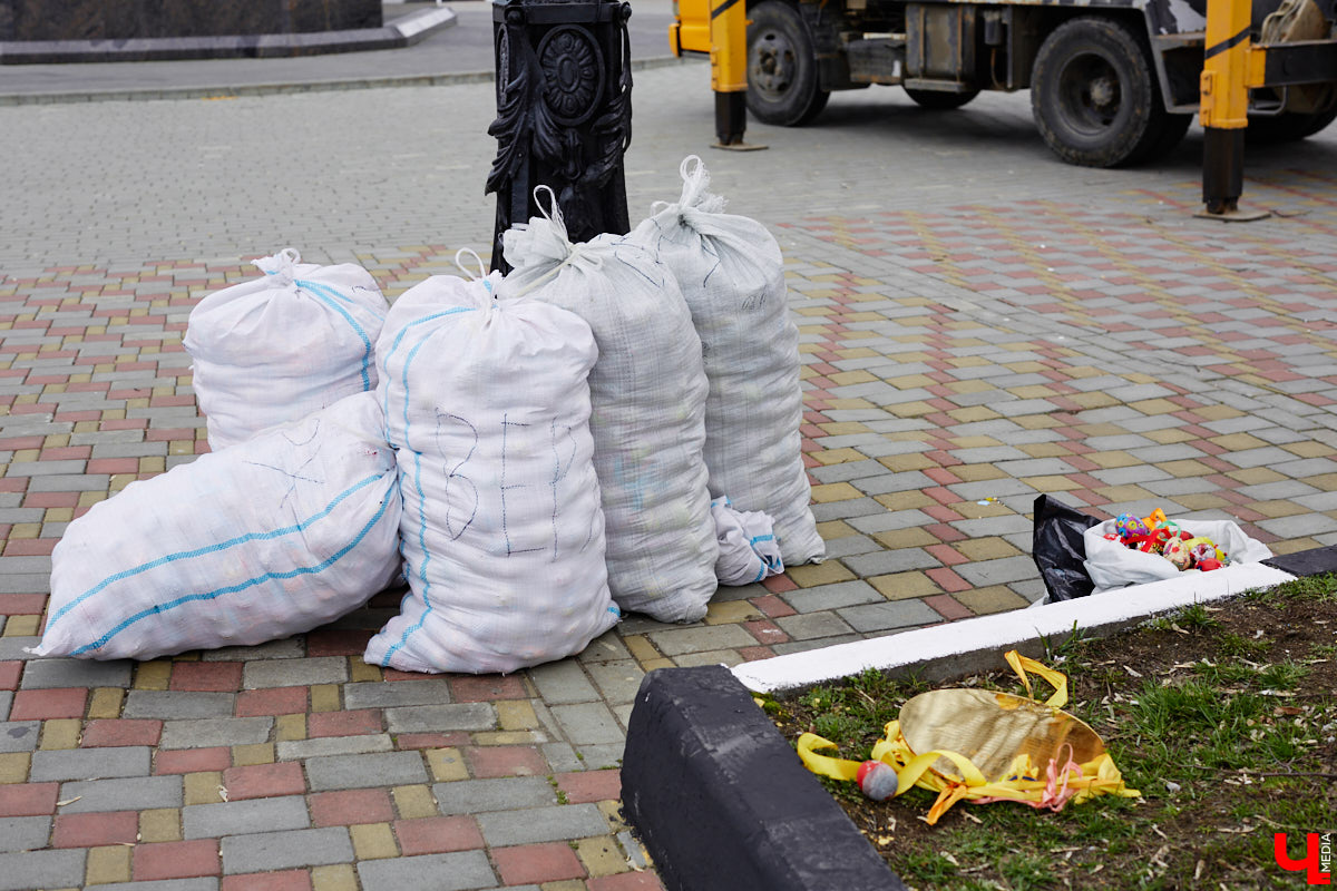 Около 10 000 пасхальных яиц украсили двадцатиметровую липу в парке Пушкина во Владимире. Раскрашенные деревянные заготовки развешивали с автовышки почти целый день – было очень много желающих принять участие в популярной акции. В этом году более 4000 владимирцев и более 270 организаций трудились для Пасхального дерева. Мало того, акция вышла за пределы региона – заготовки отправились в 27 российских городов и 7 стран!