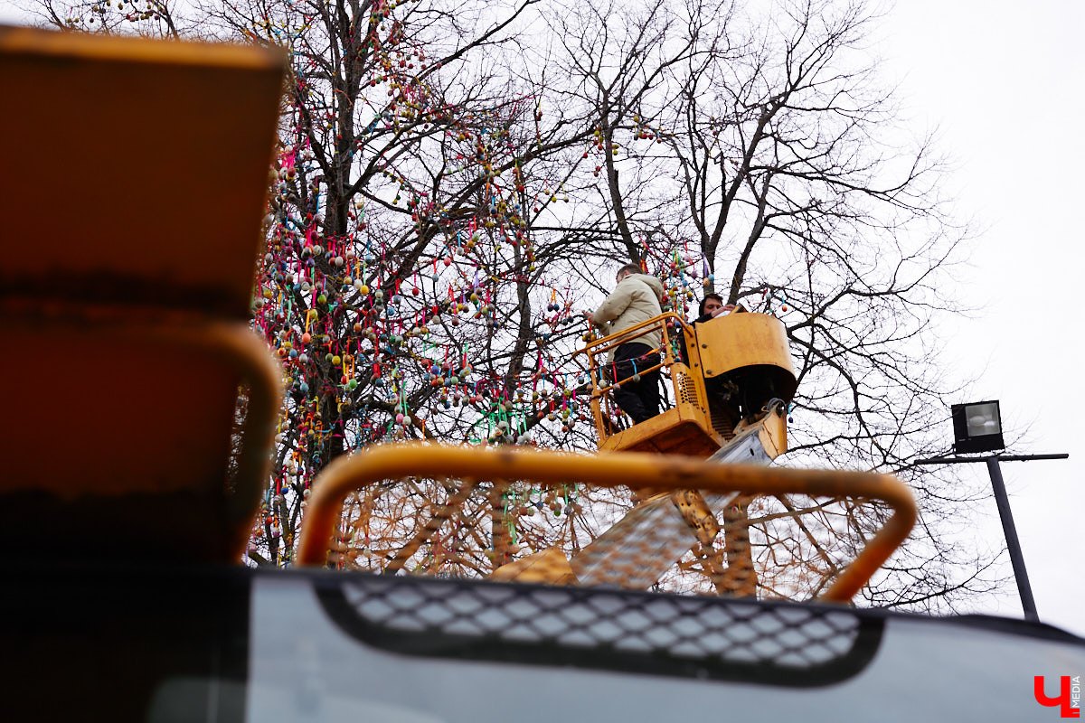 Около 10 000 пасхальных яиц украсили двадцатиметровую липу в парке Пушкина во Владимире. Раскрашенные деревянные заготовки развешивали с автовышки почти целый день – было очень много желающих принять участие в популярной акции. В этом году более 4000 владимирцев и более 270 организаций трудились для Пасхального дерева. Мало того, акция вышла за пределы региона – заготовки отправились в 27 российских городов и 7 стран!