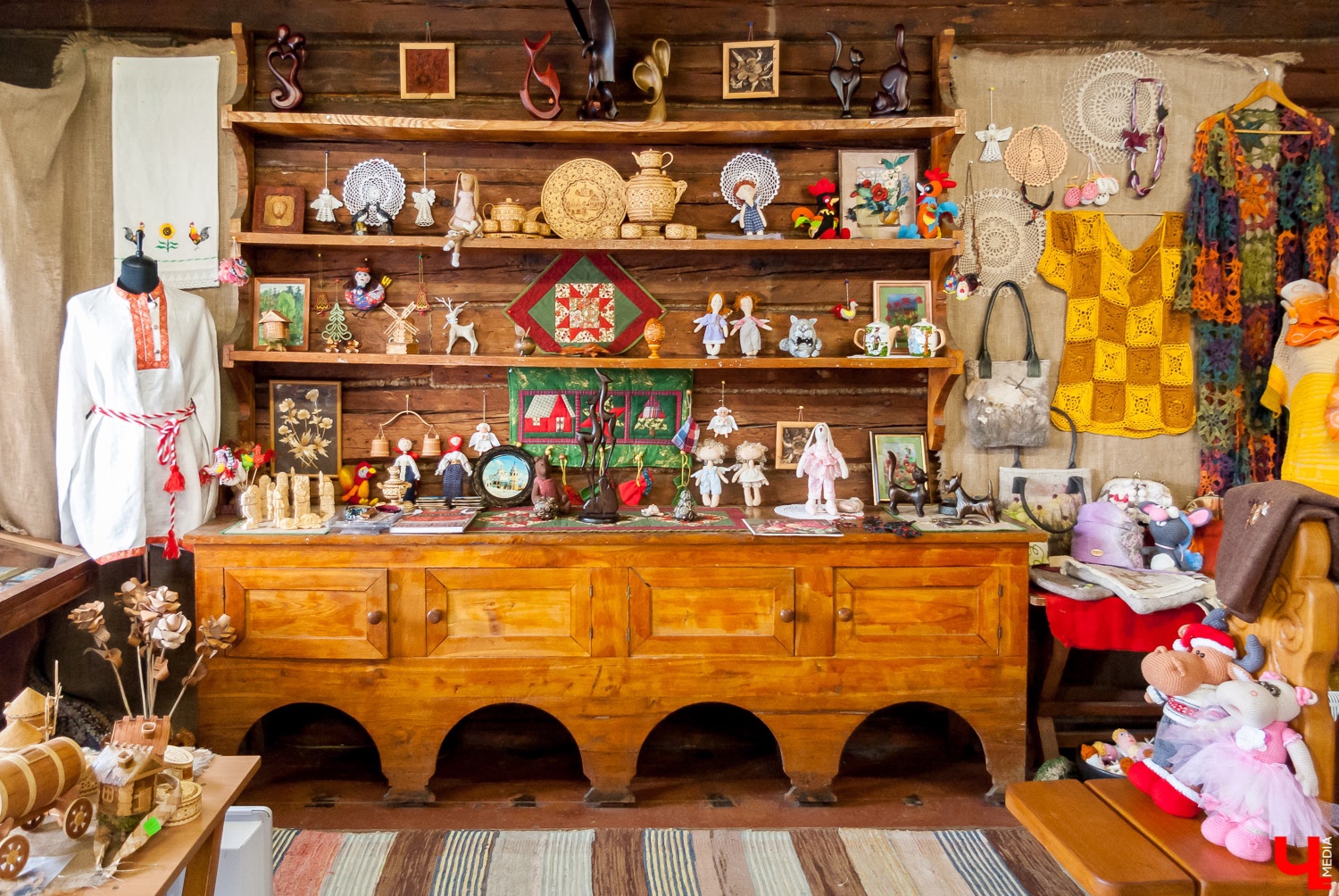 Суздаль готовится принять тысячи туристов на майские праздники. Загрузка отелей большая, говорят специалисты, но забронировать номер еще можно. Многие откладывают решение на последний момент. Но никто не сомневается, что гостей в начале мая в городе будет много. Правда, и заплатить за отдых придется больше обычного.